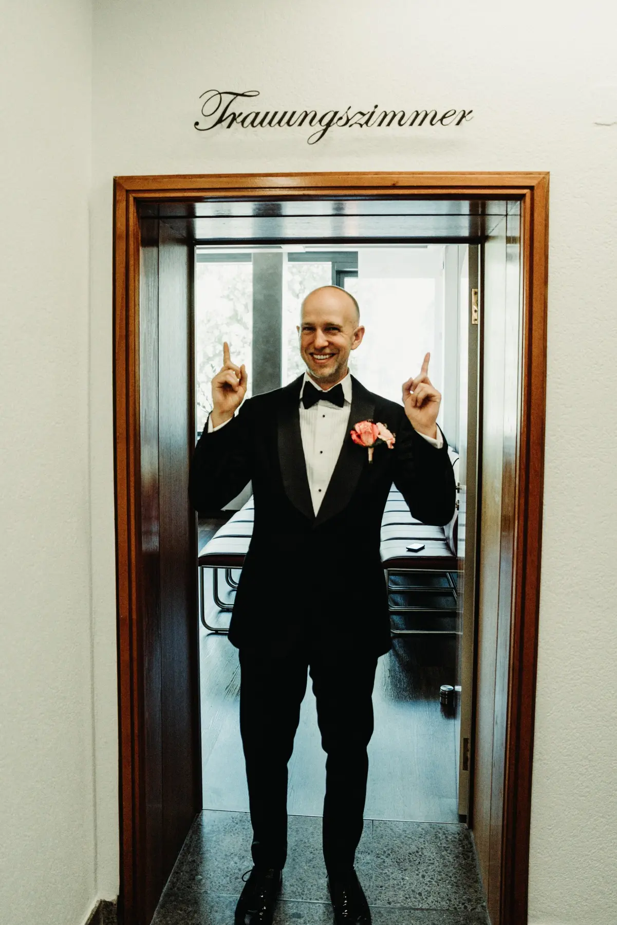 Dennis Hartmann im Smoking unter der Aufschrift Trauungszimmer
